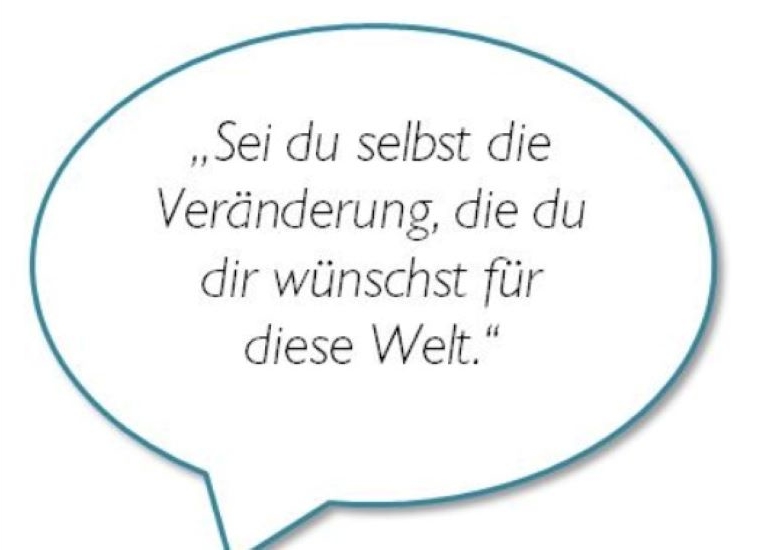 Zitat 'sei du selbst die Veränderung, die du dir wünschst für diese Welt' in einer Sprechblase