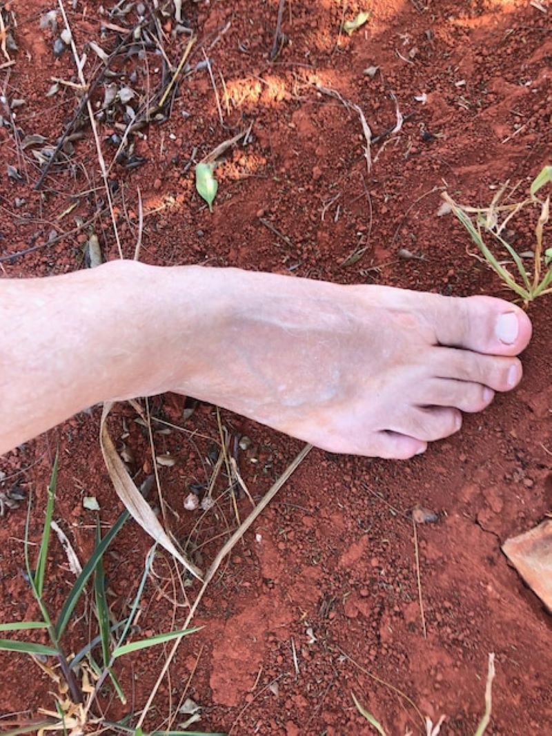 Nackter Fuß auf lehmhaltigen Boden