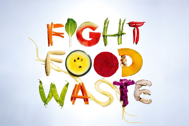 Obst und Gemüse als Schriftzug: Fight Food Waste