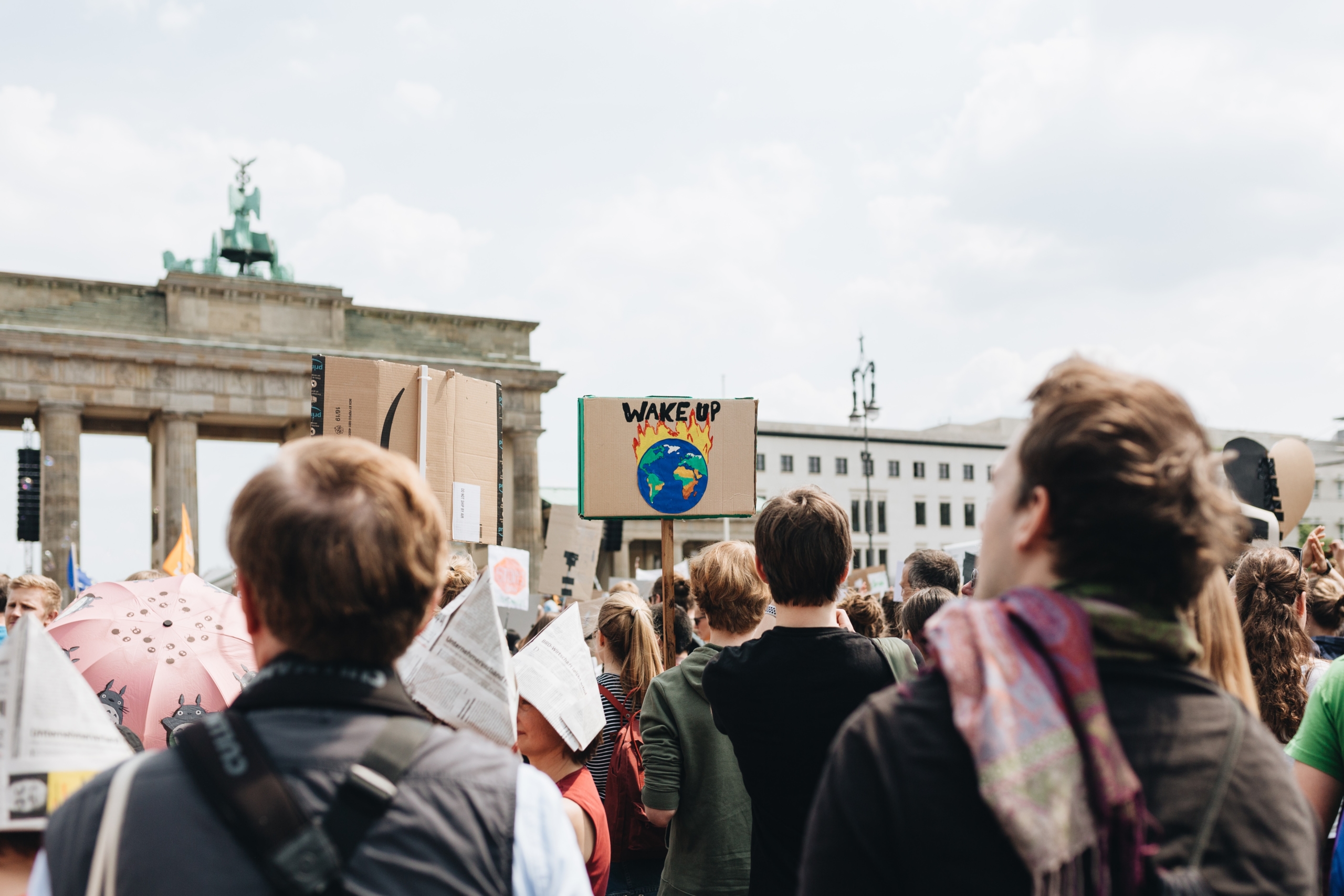 Menschen bei einer "Fridays for Future"-Demonstration vor dem Berliner Brandenburger Tor