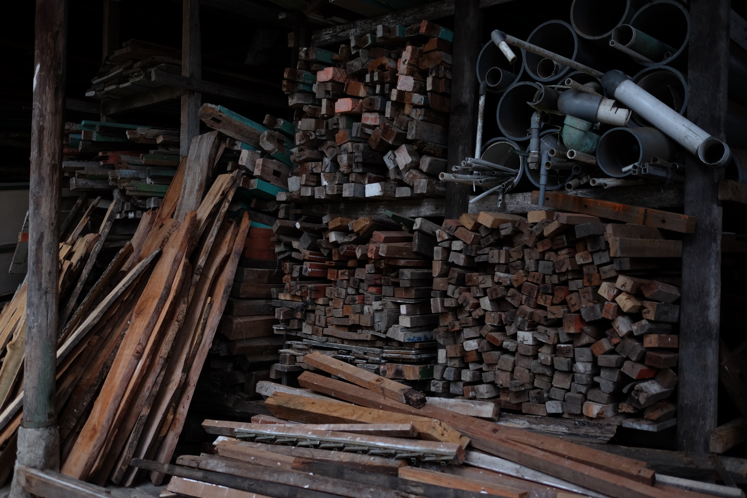 Mehrere Holzstapel in einer Werkstatt