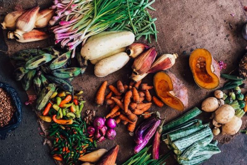 Verschiedenes Gemüse, wie zB Kürbis, Kartoffel, Karotten, Rüben, usw. auf einem Tisch