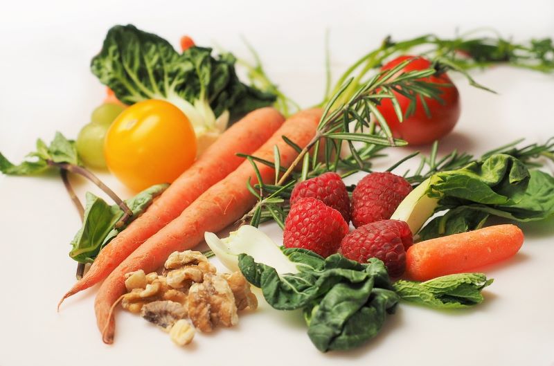 Obst und Gemüse auf weißen Hintergrund