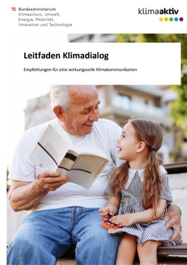 Ein älterer Herr mit einem Kind, die gemeinsam ein Buch lesen