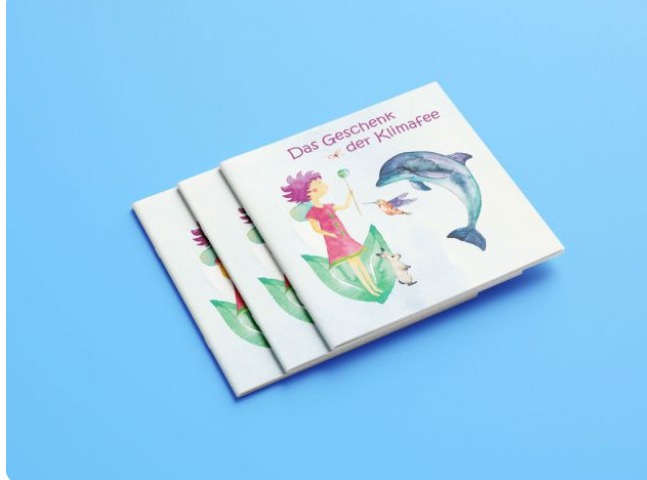 Drei Ausgaben des Vorleseheftchen sind abgebildet, das Deckblatt zeigt eine Fee und einen Delfin