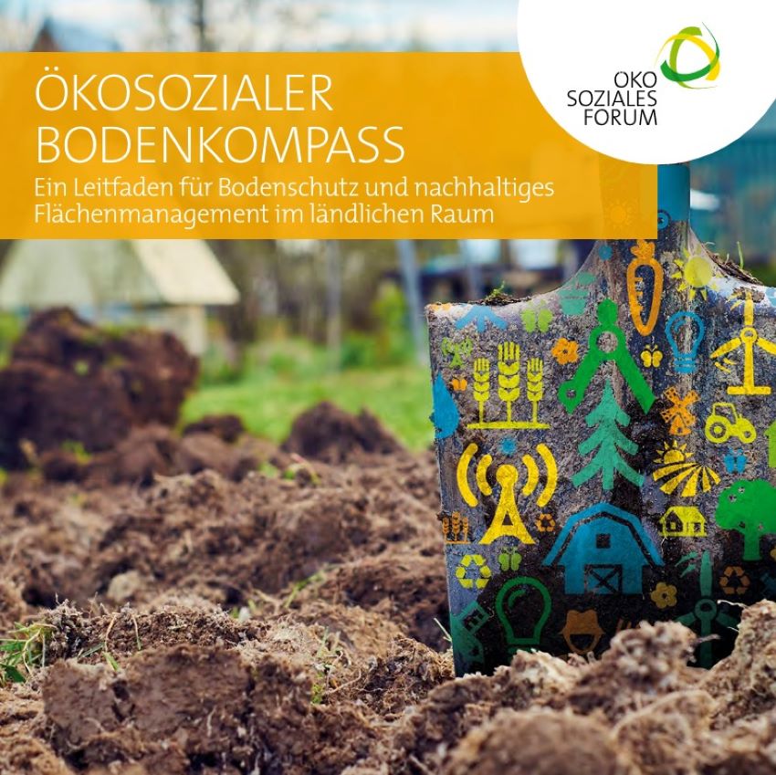 Boden bzw. Erde in dem ein Spaten steckt auf den Grafiken abgebildet sind, unter anderem eine Scheune, Glühbirne, Baum, Getreide, Windkraft, Karotte, uvm.
