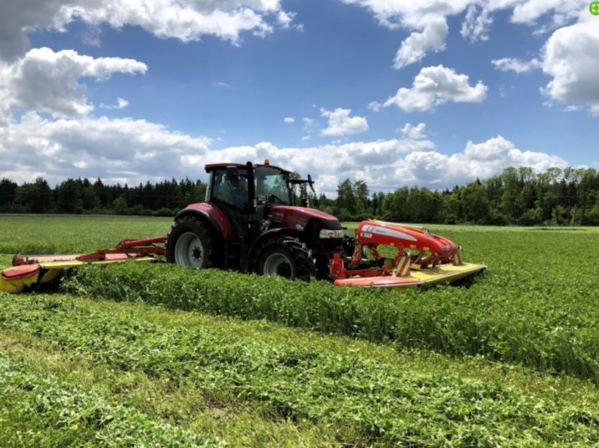 Podcast Einstimmungsbild - Traktor der gerade ein Feld aberntet