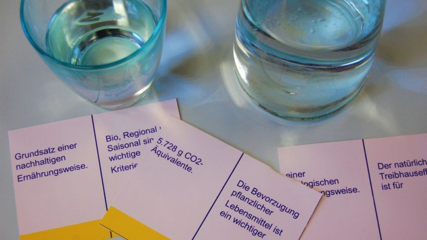 Dominokarten und zwei Gläser Wasser 