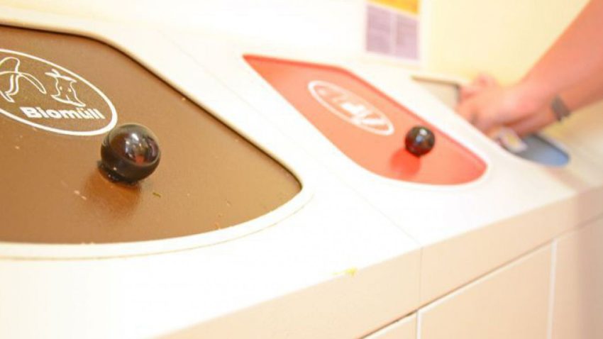 Mülleimer für Biomüll, Restmüll und vermutlich Plastik - bei letzteren wird gerade von jemanden Müll entsorgt