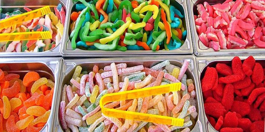 verschiedene Gummi-Süssigkeiten von oben herab fotografiert