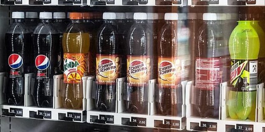 Verschiedene Softdrinks in einem Getränkeautomat