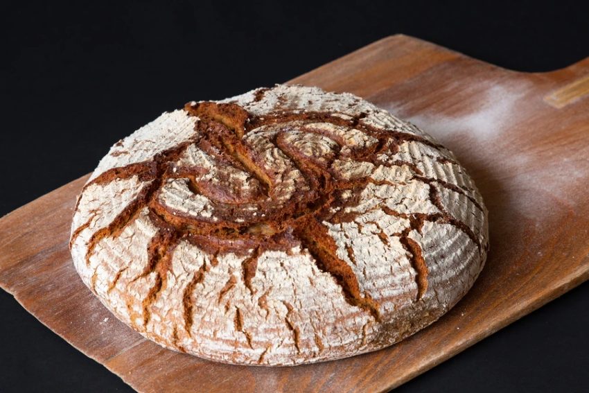 Brot auf einem Brett