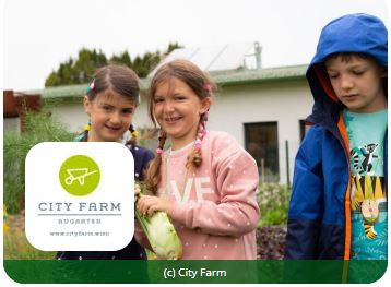 Kinder mit Gemüse, Logo der City Farm