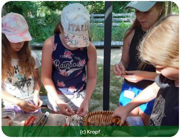 Kinder beim Experimentieren