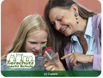 Mädchen mit Frau experimentieren mit Becherlupe