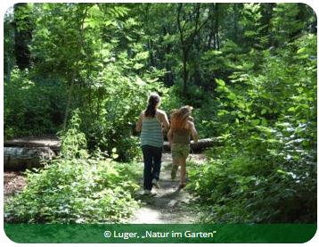 2 Kinder auf Waldweg