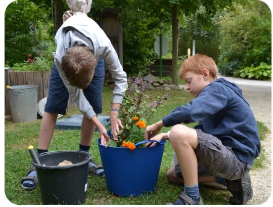 2 Kinder beim Topfbepflanzen