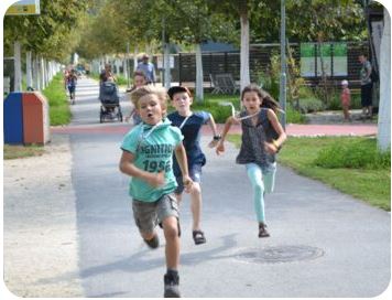 Kinder laufen hinter- und nebeneinander