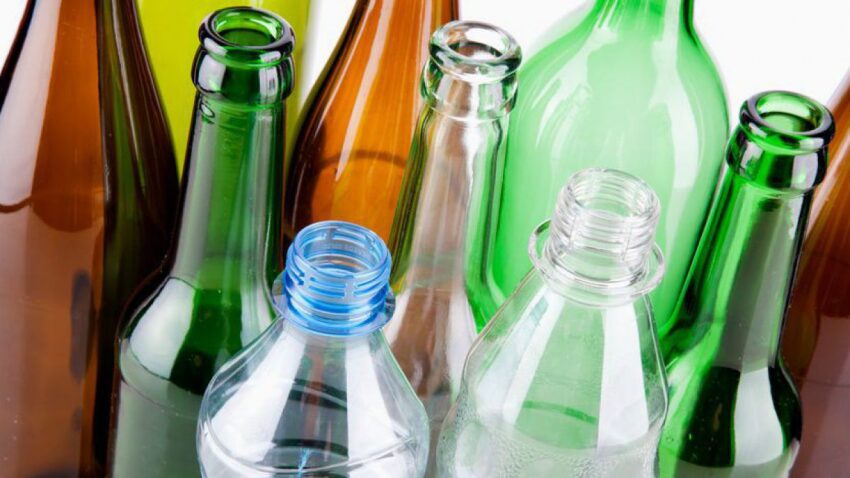 Plastik- und Glasflaschen