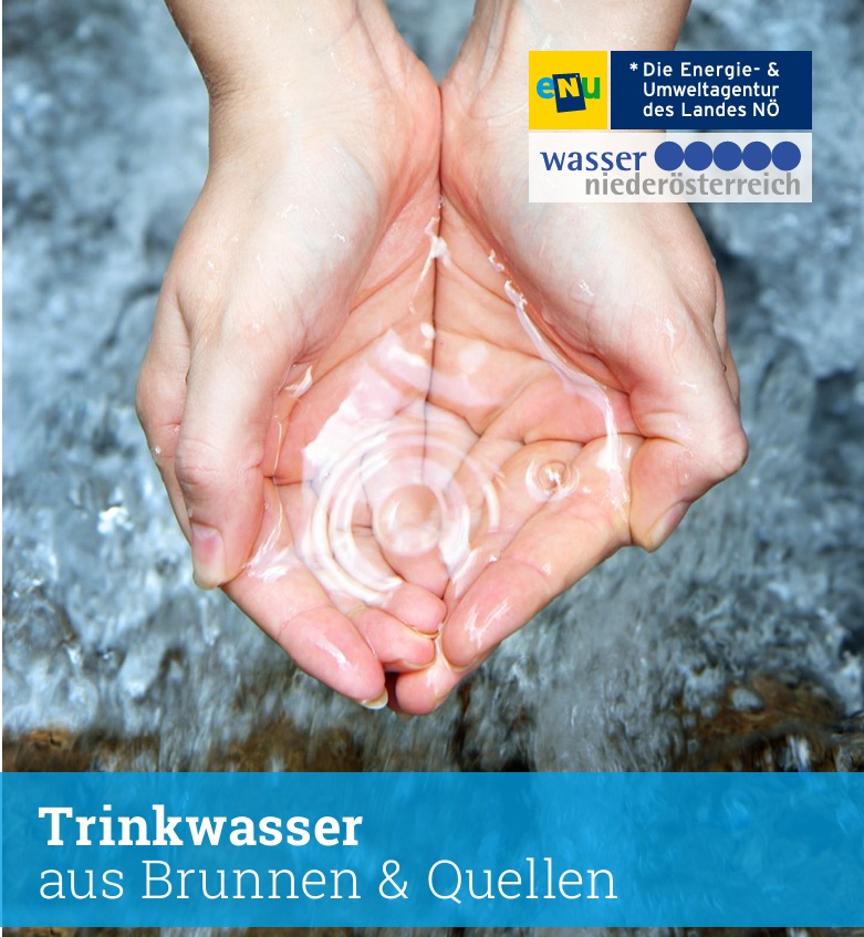 Deckblatt vom Leitfaden - zwei Hände die klares Wasser aus einer Wasserquelle schöpfen