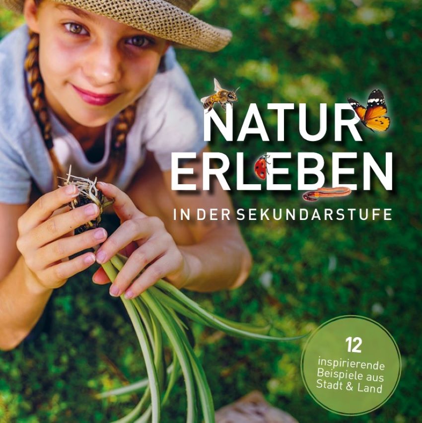 Mädchen im Garten mit Gemüse in der Hand