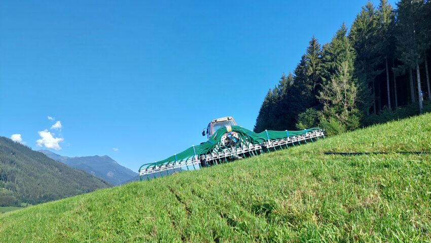 Traktor der den Boden düngt