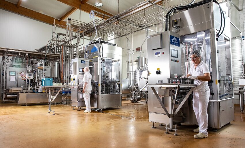 Betriebsstätte der Sonnenalm-Milch und zwei Mitarbeiter