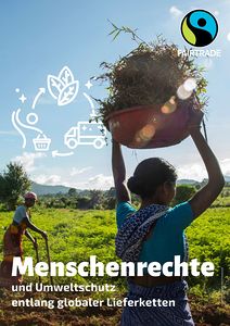 Titelbild der Broschüre: 2 Menschen am Feld, außerdem Fairtrade Zeichen positioniert