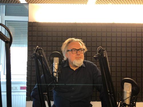 Titelbild des Podcasts mit dem Interviewpartner