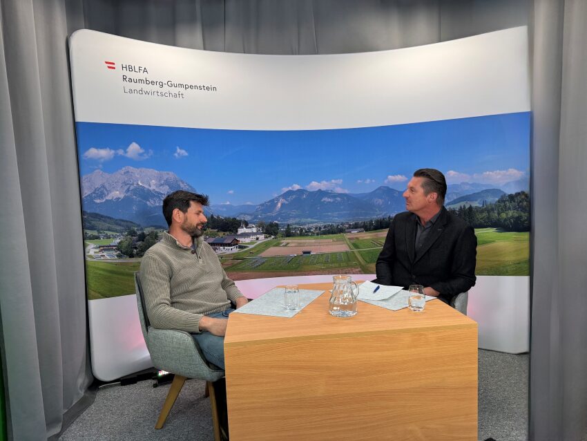 Dir. Dr. Johann Gasteiner spricht dazu mit dem Amtstierarzt des Bezirkes Liezen Dr. Robert Gruber.