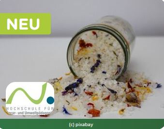 Badesalz mit bunten Blüten im Glas sowie Logo der  HAUP