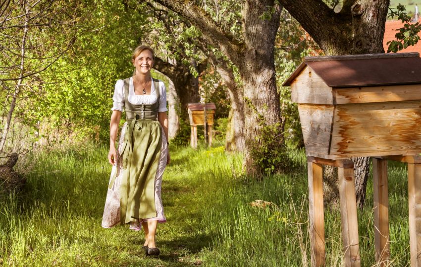 Frau Retter spaziert im Obstgarten