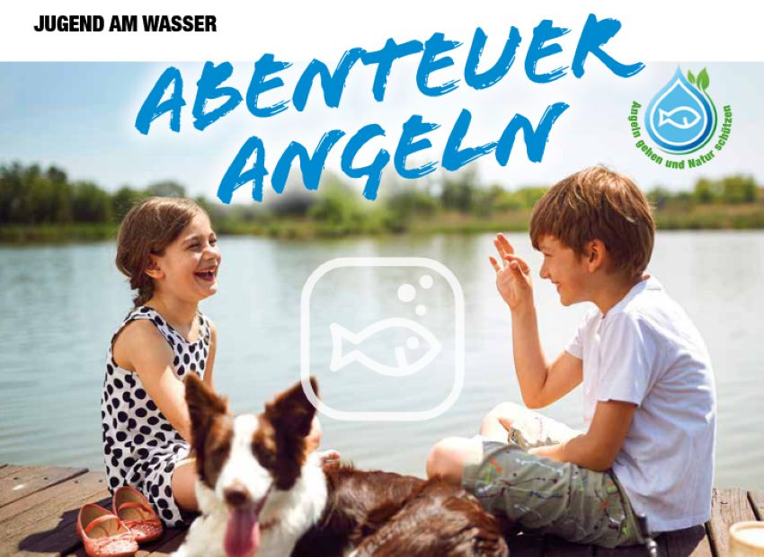 Das Titelbild der Broschüre, zu sehen ein Mädchen und ein Bub am Steg sitzend, daneben liegt ein Hund und eine Angel. Im Hintergrund sieht man einen See