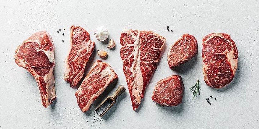 Rindfleisch-Teilstücke schön aufgelegt mit Gewürzen 