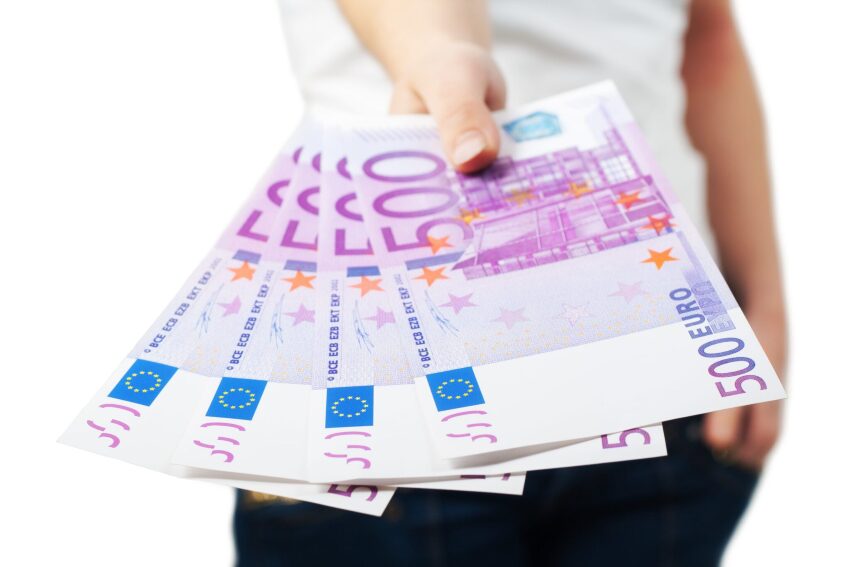 Jemand der ein paar 500-Euro-Scheine in der Hand hält