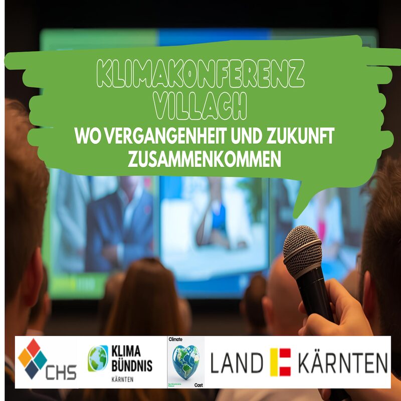Personen die in einem Raum sitzen, ein Mikrofon wird in die Höhe gehalten und im Hintergrund sieht man eine Leinwand mit Fotos von weiteren Personen