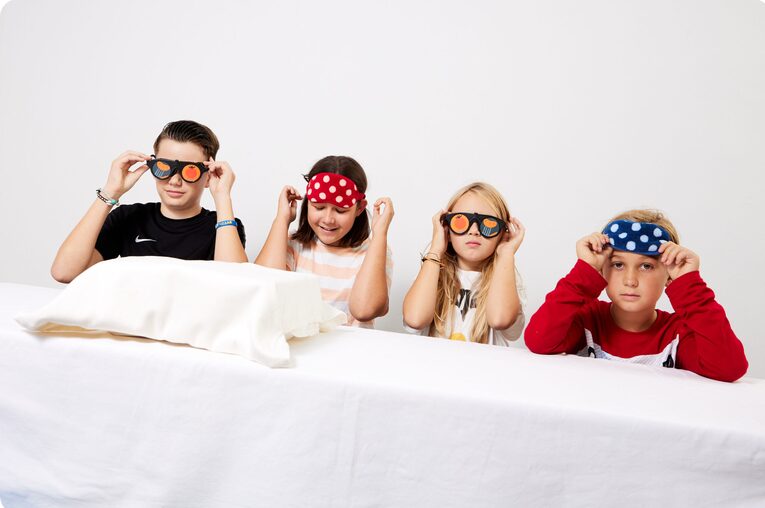 Kinder mit Augenbinde