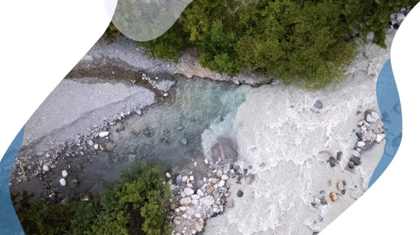 eine Flussaufnahme aus der Vogelperspektive