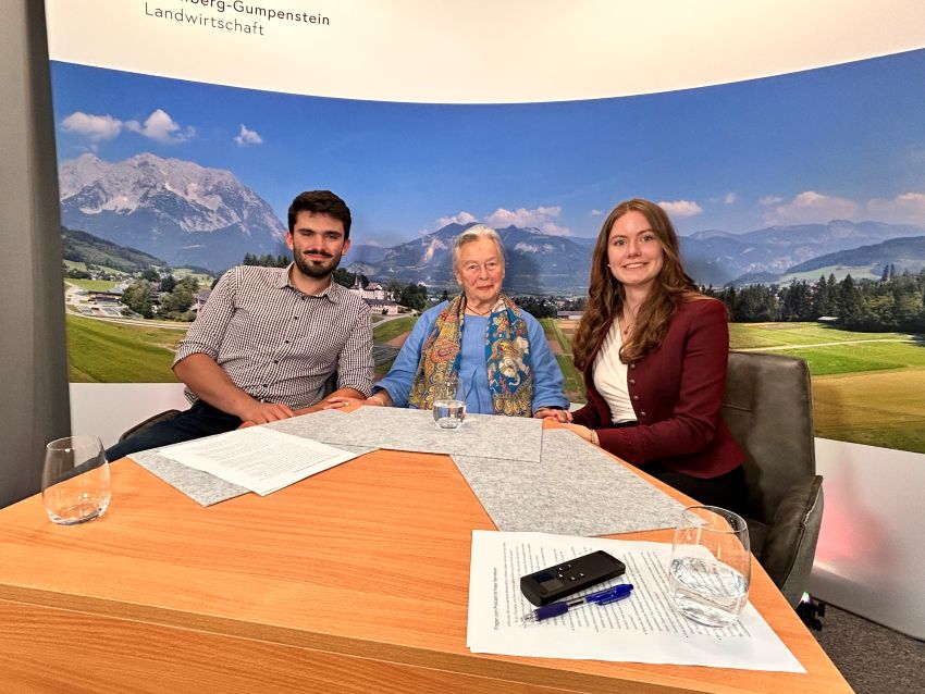 zwei junge Menschen im Interview mit einer älteren Landwirtin