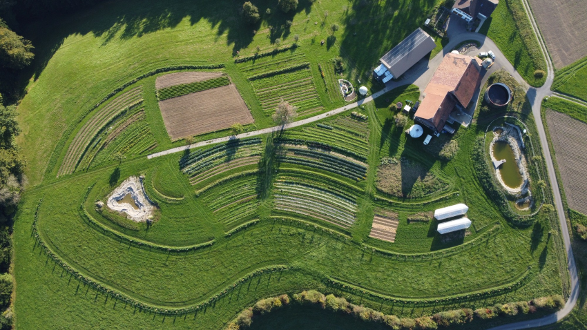 Eine Landwirtschaft mit Hofgebäuden aus der Sicht von oben.