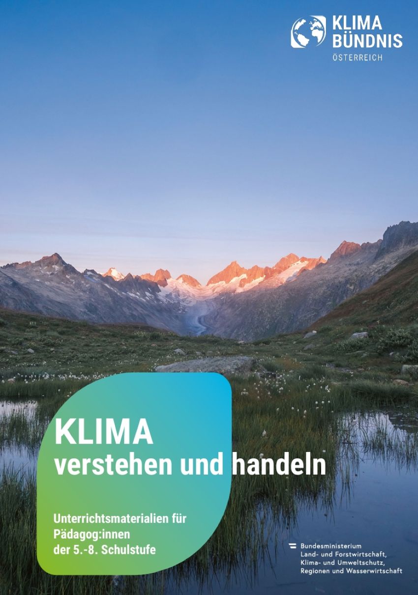 Landschaft mit Wasser, Wiese und Berge im Hintergrund